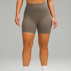NWT Wunder Train Contour Fit High-Rise Short 6"